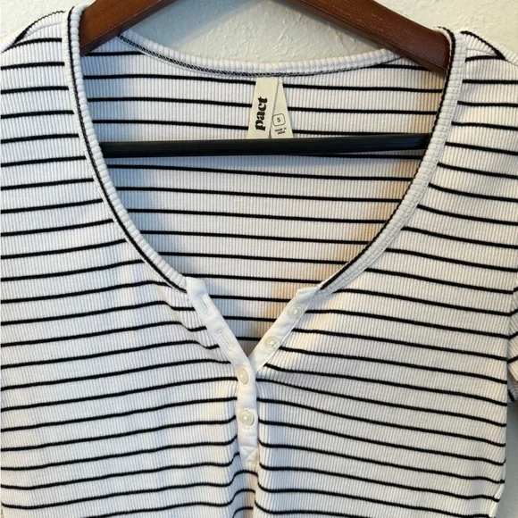 Black and White Fitted Tee - Picture 4 of 4